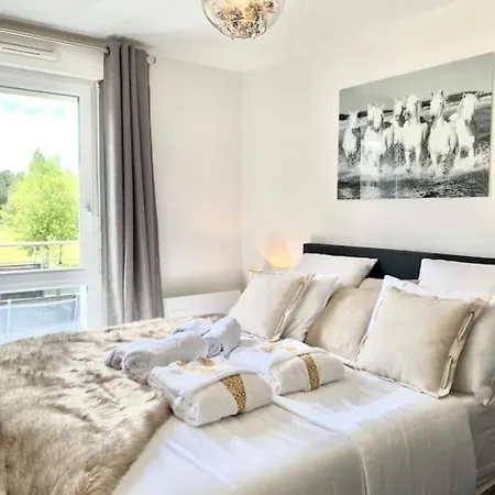 Le Domaine Réservé , Parking Et écrin De Verdure Amiens