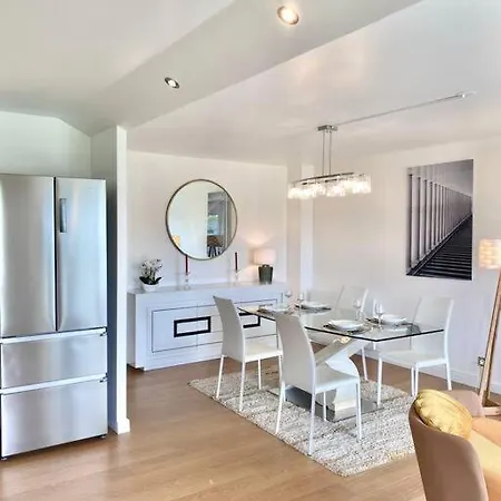 Le Domaine Réservé , Parking Et écrin De Verdure