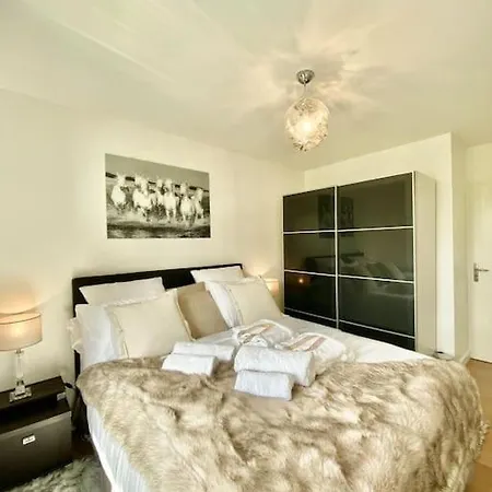 Le Domaine Réservé , Parking Et écrin De Verdure