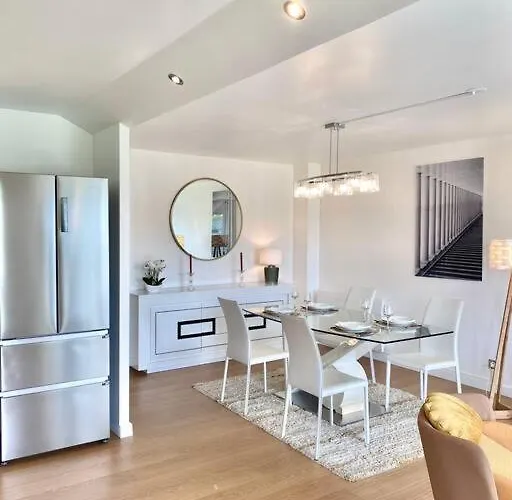 Le Domaine Réservé , Parking Et écrin De Verdure